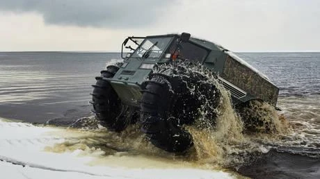 Xe địa hình Sherp (do Nga sản xuất) trong một màn trình diễn bên bờ hồ Ladoga, tỉnh Leningrad, ngày 15-2-2016. Ảnh: SPUTNIK