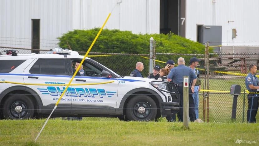 Lực lượng cảnh sát có mặt tại hiện trường xảy ra vụ xả súng tại cơ sở sản xuất máy móc của công ty Columbia Machine ở thị trấn Smithsburg, bang Maryland, Mỹ vào ngày 9-6. Ảnh: AP