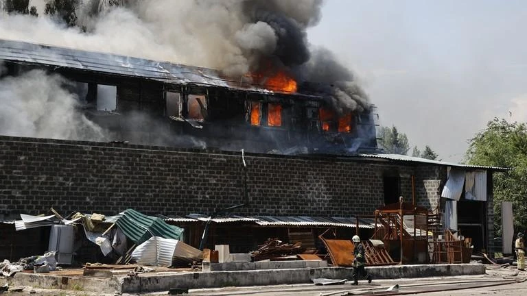 Lực lượng cứu hỏa tìm cách dập tắt đám cháy bùng lên sau trận pháo kích ở tỉnh Donetsk vào ngày 13-6. Ảnh: RT Lực lượng cứu hỏa tìm cách dập tắt đám cháy bùng lên sau trận pháo kích ở tỉnh Donetsk vào ngày 13-6. Ảnh: RT