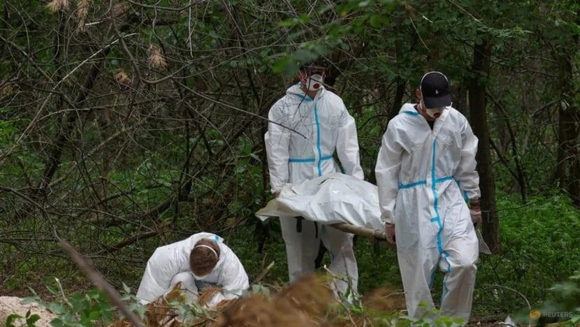 Các nhà điều tra Ukraine đã khai quật bảy thi thể từ những ngôi mộ tạm trong một khu rừng gần Kiev vào ngày 13-6. Ảnh: REUTERS Các nhà điều tra Ukraine đã khai quật bảy thi thể từ những ngôi mộ tạm trong một khu rừng gần Kiev vào ngày 13-6. Ảnh: REUTERS