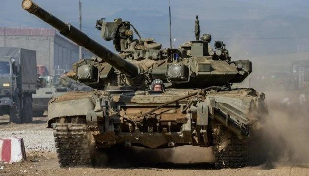 Binh sĩ Ukraine ngồi trên một chiếc xe tăng tại TP Sievierodonetsk. Ảnh: UKRINFORM