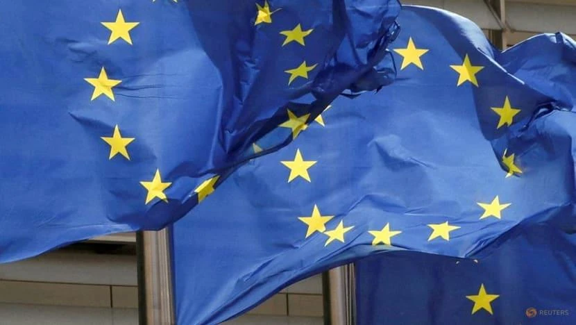 Cờ Liên minh châu Âu được treo bên ngoài trụ sở Ủy ban châu Âu ở Brussels, Bỉ, ngày 5-5-2021. Ảnh: REUTERS Cờ Liên minh châu Âu được treo bên ngoài trụ sở Ủy ban châu Âu ở Brussels, Bỉ, ngày 5-5-2021. Ảnh: REUTERS