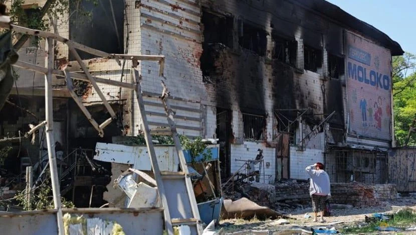 Một phụ nữ đứng cạnh một tòa nhà bị hư hại do pháo kích tại một khu chợ địa phương ở Donetsk, Ukraine, ngày 19-6. Ảnh: REUTERS Một phụ nữ đứng cạnh một tòa nhà bị hư hại do pháo kích tại một khu chợ địa phương ở Donetsk, Ukraine, ngày 19-6. Ảnh: REUTERS