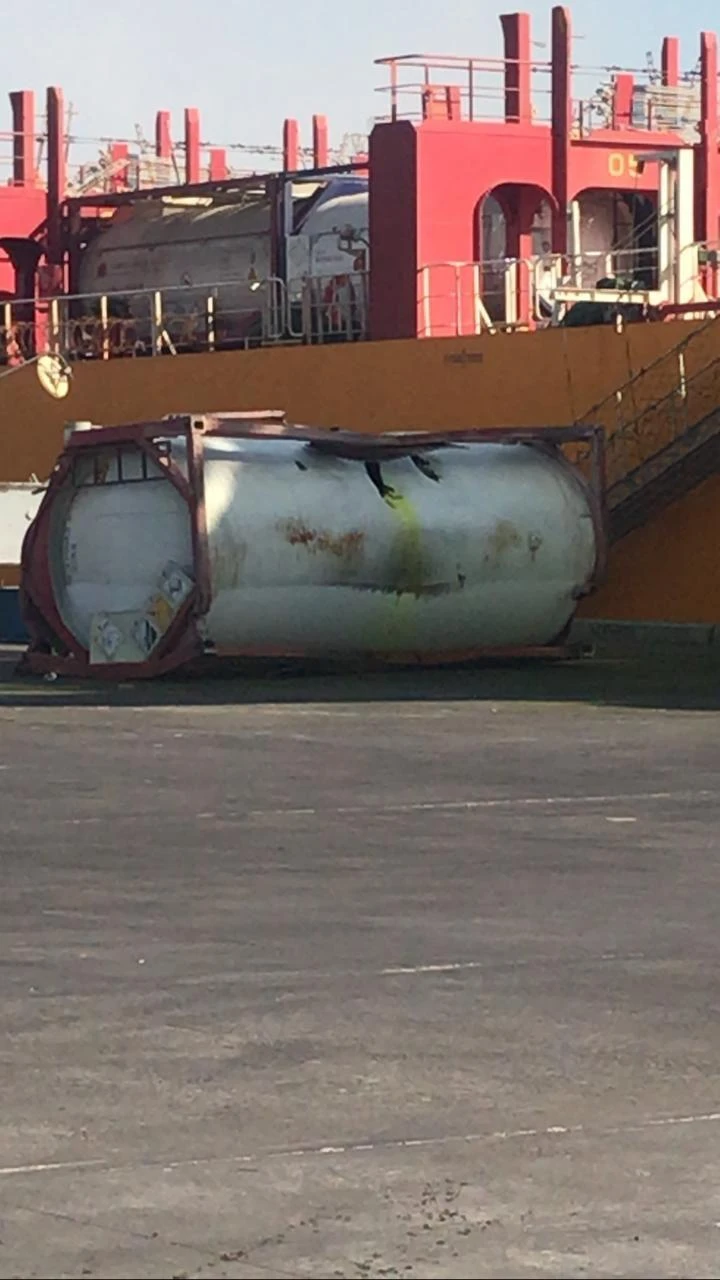 Chiếc bồn chứa 25 tấn khí chlorine xuất khẩu tới Djibouti thì bị rơi khi đang được vận chuyển gây ra vụ nổ lớn. Ảnh: RT