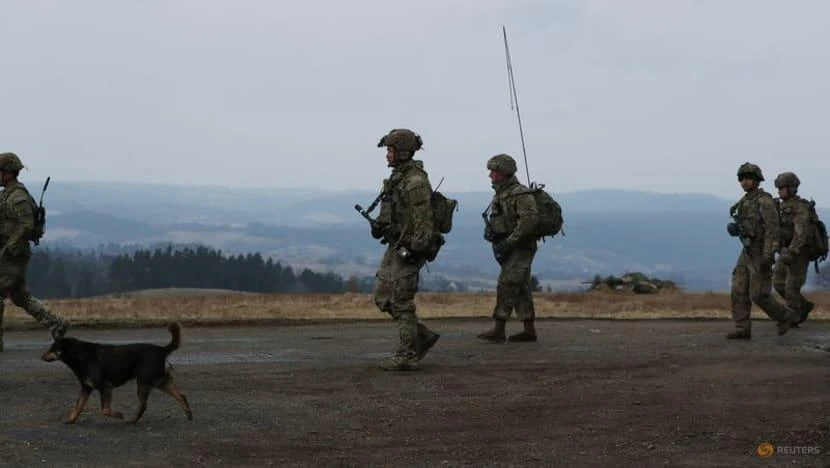 Các binh sĩ Mỹ tại một căn cứ không quân gần Arlamow, Ba Lan, vào ngày 5-4. Ảnh: REUTERS Các binh sĩ Mỹ tại một căn cứ không quân gần Arlamow, Ba Lan, vào ngày 5-4. Ảnh: REUTERS