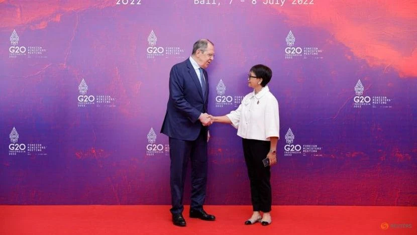 Ngoại trưởng Nga - ông Sergey Lavrov bắt tay với người đồng cấp Indonesia - bà Retno Marsudi trước buổi khai mạc hội nghị bộ trưởng ngoại giao G20 ở Bali (Indonesia) ngày 8-7. Ảnh: REUTERS