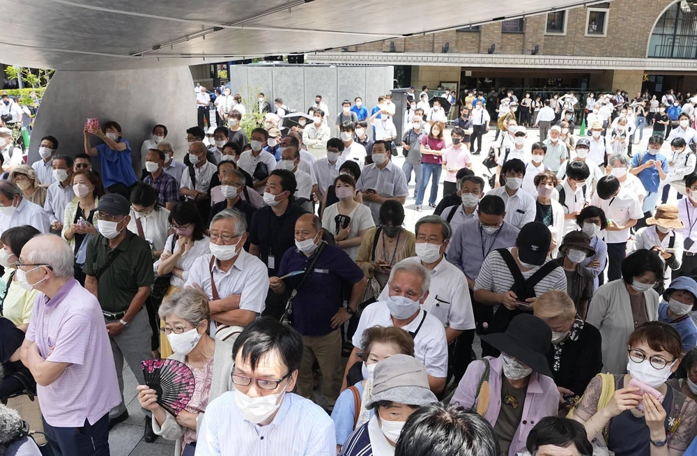 Cử tri Nhật lắng nghe một ứng viên phát biểu ở TP Kobe, ngày 5-7. Ảnh: KYODO