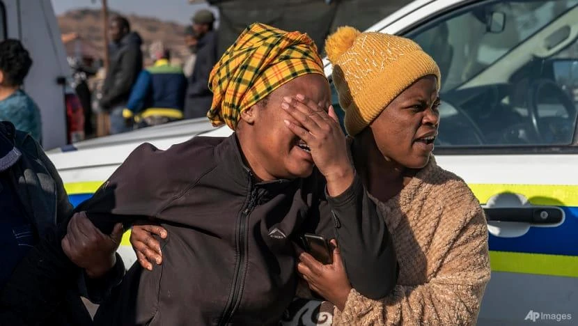 Một người phụ nữ khóc khi người thân của cô là nạn nhân thiệt mạng trong vụ xả súng tại quán bar ở Soweto, Nam Phi, ngày 10-7. Ảnh: AP
