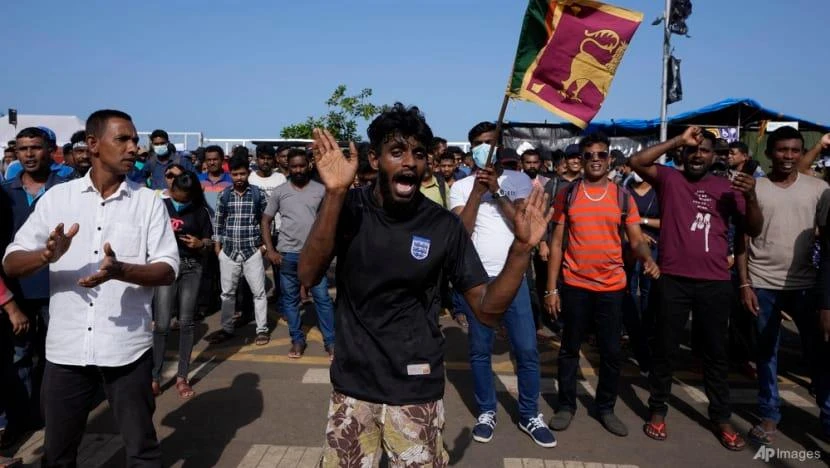 Người biểu tình tập trung bên ngoài dinh Tổng thống Gotabaya Rajapaksa ở thủ đô Colombo, Sri Lanka, ngày 13-7. Ảnh: AP
