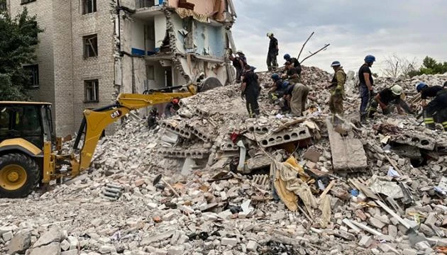 Lực lượng cứu hộ tìm kiếm người sống sót trong đống đổ nát ở tỉnh Donetsk. Ảnh: UKRINFORM