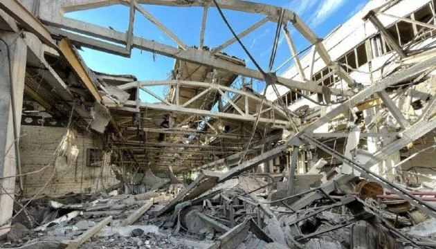 Đống đổ nát của một tòa nhà dân cư sau cuộc tấn công tên lửa của Nga ở tỉnh Donetsk. Ảnh: UKRINFORM