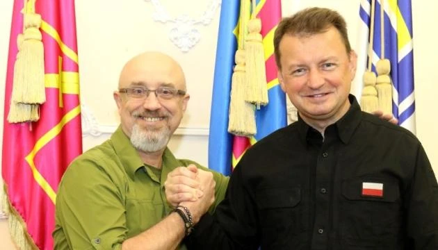 Bộ trưởng Quốc phòng Ukraine - ông Oleksii Reznikov (trái) và người đồng cấp Ba Lan Mariusz Blaszczak (phải). Ảnh: UKRINFORM