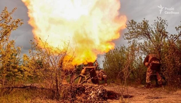 Binh lính Ukraine đang chiến đấu chống lại lực lượng Nga ở tỉnh Donetsk. Ảnh: UKRINFORM