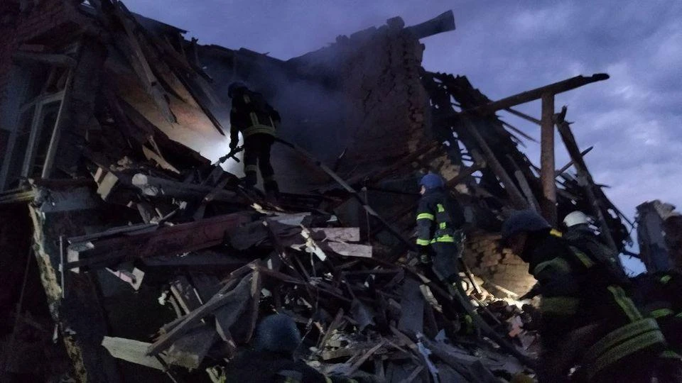 Lực lượng cứu hộ tìm kiếm người mất tích trong đống đổ nát của một tòa nhà bị sập ở tỉnh Kharkiv, Ukraine, ngày 16-7. Ảnh: REUTERS