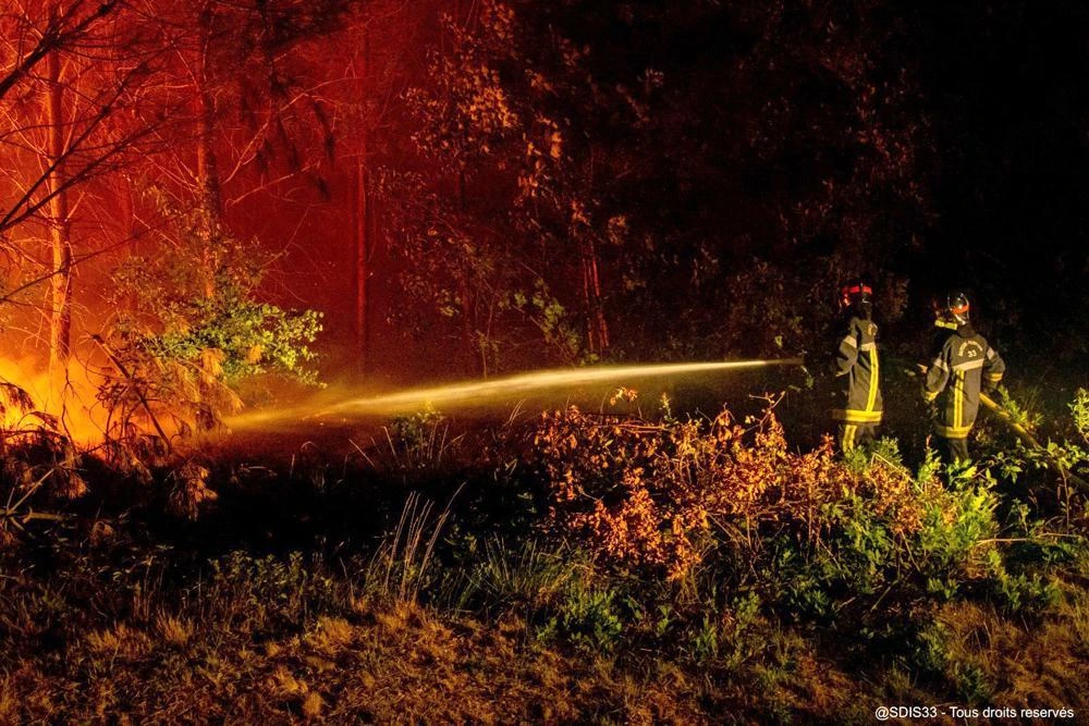 Lính cứu hỏa tìm cách dập tắt đám cháy rừng ở tây nam nước Pháp, ngày 16-7. Ảnh: AP Lính cứu hỏa tìm cách dập tắt đám cháy rừng ở tây nam nước Pháp, ngày 16-7. Ảnh: AP