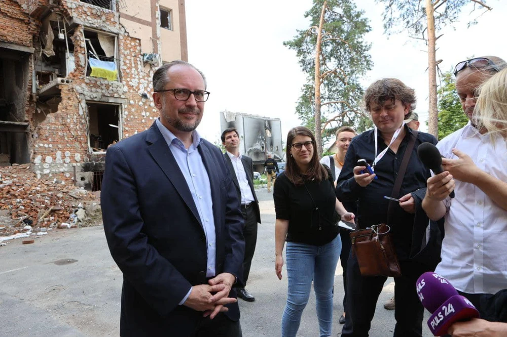 Ngoại trưởng Áo Alexander Schallenberg đến thăm TP Irpin, thuộc tỉnh Kiev, Ukraine, hôm 20-7. Ảnh: UKRINFORM Ngoại trưởng Áo Alexander Schallenberg đến thăm TP Irpin, thuộc tỉnh Kiev, Ukraine, hôm 20-7. Ảnh: UKRINFORM