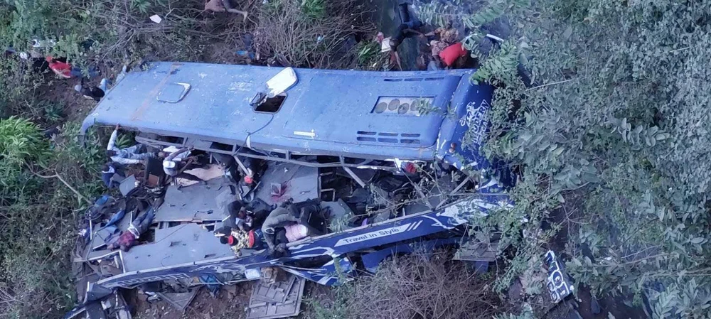 Chiếc xe buýt không còn nguyên vẹn sau khi tông vào thành cầu Nithi và rơi xuống sông Nithir, Kenya. Ảnh: SPUTNIK