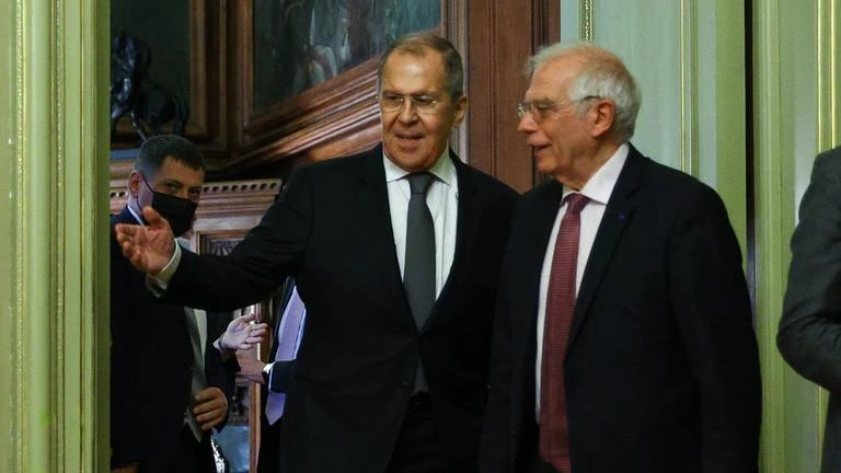 Ngoại trưởng Nga Sergei Lavrov và Đại diện Cấp cao EU về Chính sách Đối ngoại và An ninh Josep Borrell trước cuộc họp báo chung ở Moscow. Ảnh: AFP