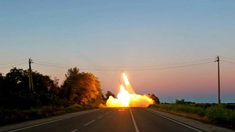 Lực lượng Ukraine phóng tên lửa từ hệ thống pháo phản lực cơ động cao (HIMARS) do Mỹ cung cấp ở TP Zaporozhye, ngày 4-7. Ảnh: RT