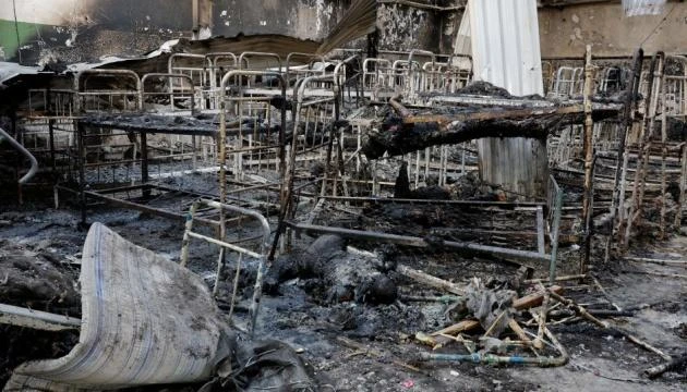 Khung cảnh tan hoang bên trong một tòa nhà sau các cuộc pháo kích của Nga ở Ukraine. Ảnh: UKRINFORM