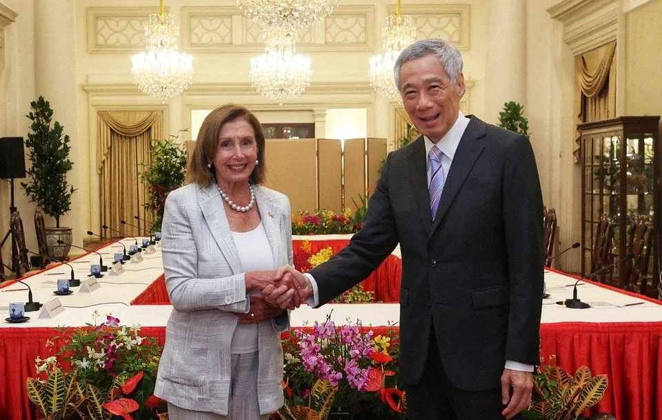 Chủ tịch Hạ viện Mỹ Nancy Pelosi bắt tay Thủ tướng Singapore Lý Hiển Long tại Singapore vào ngày 1-8. Ảnh: REUTERS