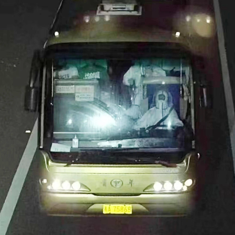 Hình ảnh chiếc xe buýt còn nguyên vẹn trước khi gặp nạn được camera chụp lại. Ảnh: WEIBO Hình ảnh chiếc xe buýt còn nguyên vẹn trước khi gặp nạn được camera chụp lại. Ảnh: WEIBO