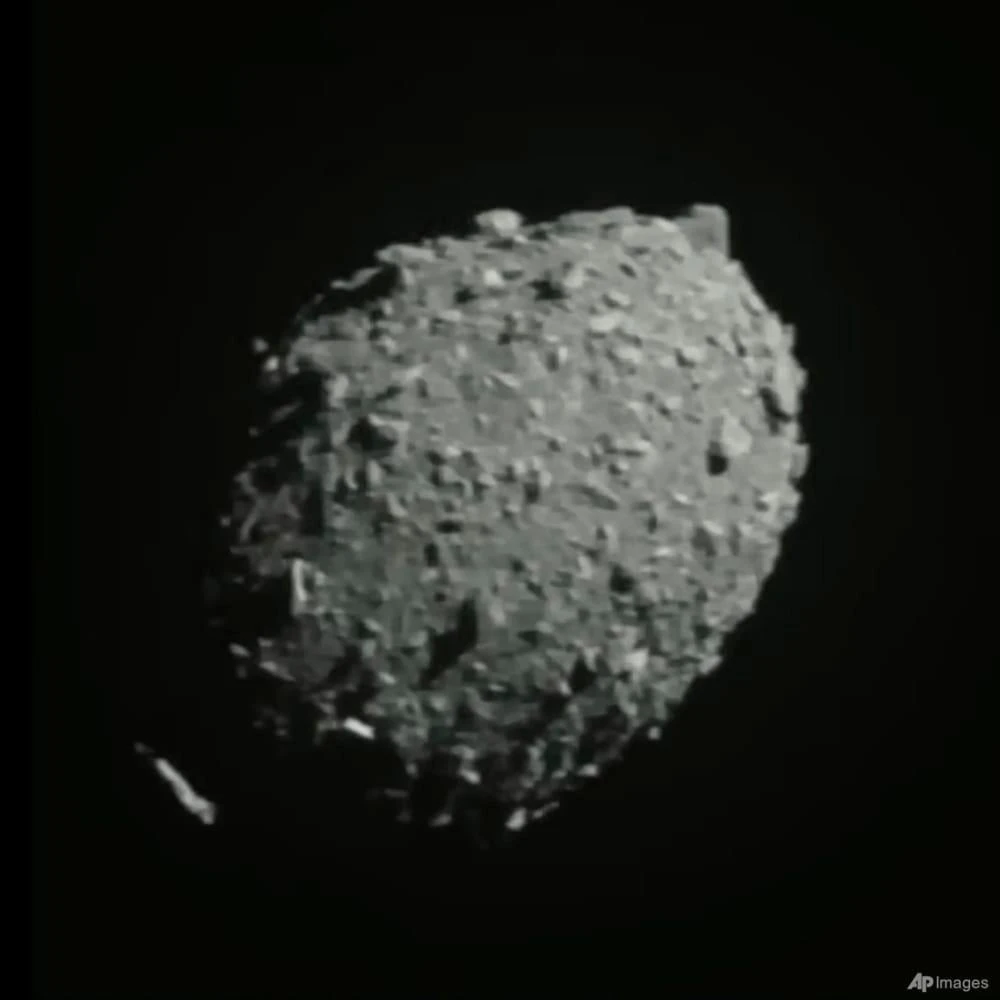 Hình ảnh tiểu hành tinh Dimorphos được nhìn thấy khi tàu vũ trụ DART bay về phía nó vào ngày 26-9. Ảnh: NASA/AP