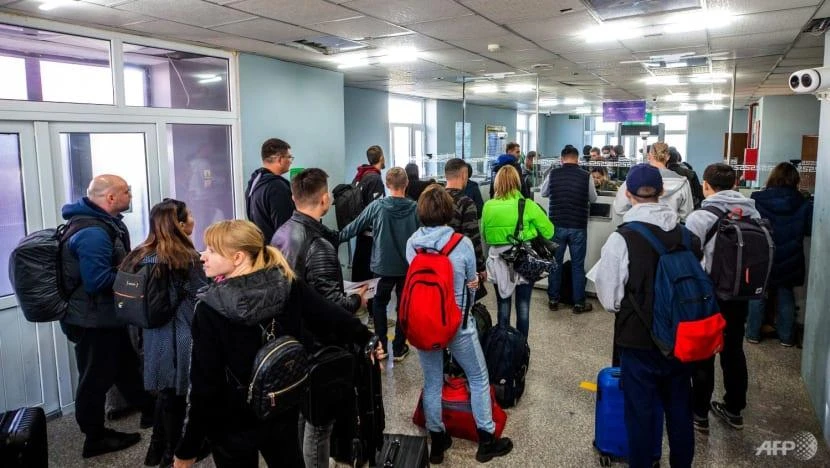 Người dân Nga chờ đợi tại trạm kiểm soát biên giới Altanbulag ở Mông Cổ vào ngày 25-9. Ảnh: AFP