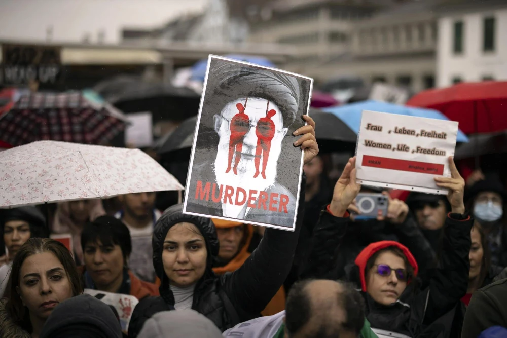 Người biểu tình phản đối cái chết của Amini ở TP Zurich (Thụy Sĩ) ngày 1-10. Ảnh: EPA-EFE