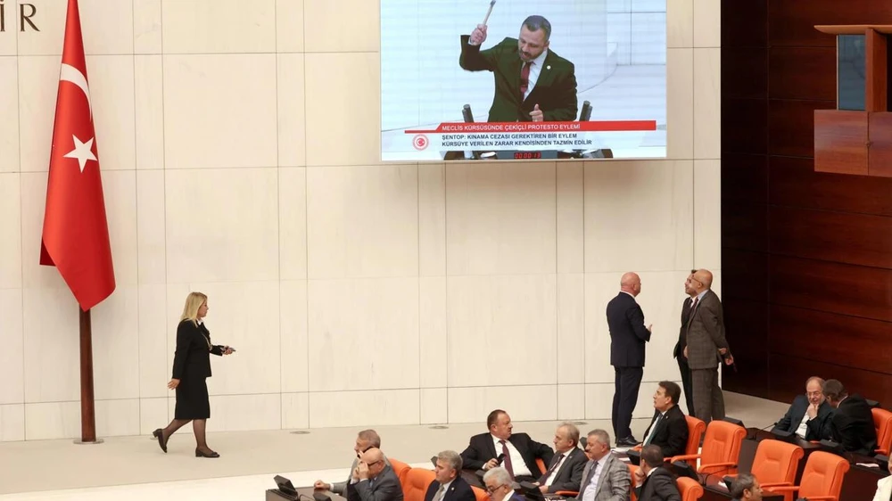 Một nghị sĩ đảng đối lập Thổ Nhĩ Kỳ đã đập vỡ điện thoại của mình để phản đối đạo luật mới trong cuộc bỏ phiếu tại Quốc hội hôm 13-10. Ảnh: AFP