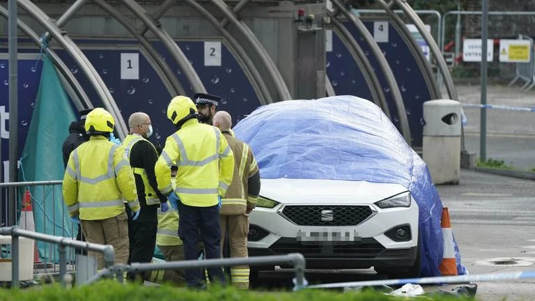 Cảnh sát và lực lượng cứu hộ khẩn cấp có mặt tại hiện trường vụ đánh bom ở trụ sở quản lý người nhập cư ở Anh hôm 30-10. Ảnh: RT