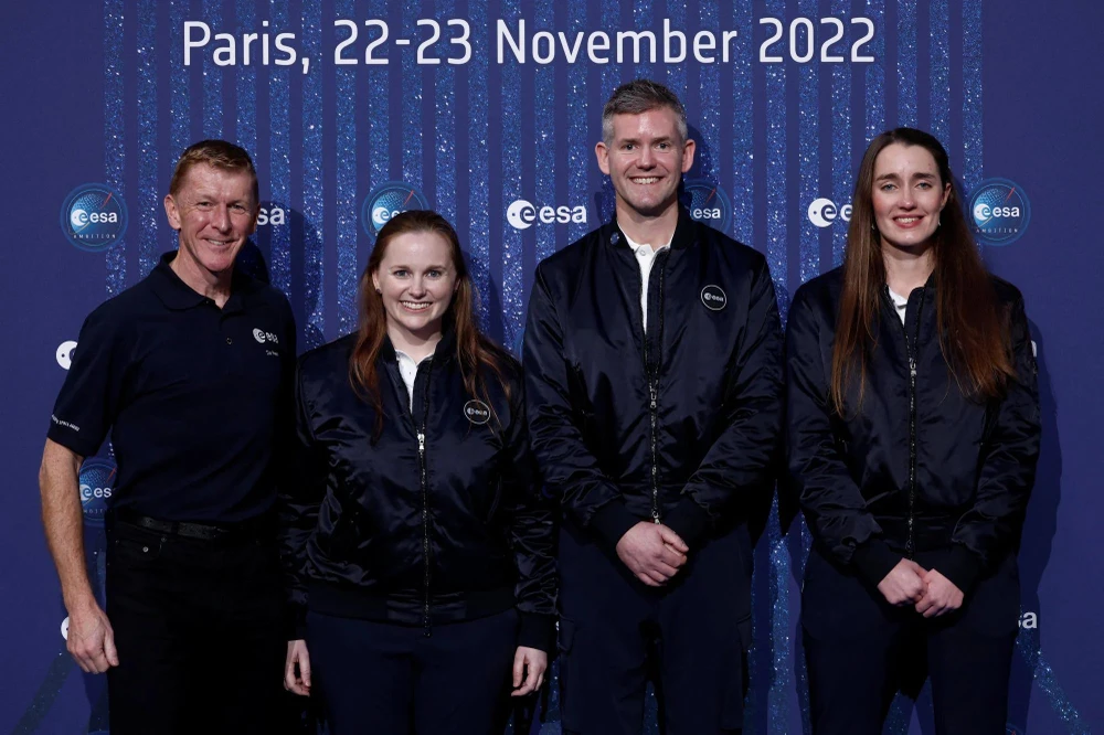 Các thành viên của lớp phi hành gia mới của ESA chụp ảnh cùng phi hành gia Tim Peake (trái) tại thủ đô Paris, Pháp, ngày 23-11. Ảnh: REUTERS