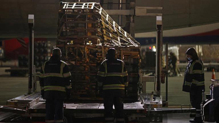 Tên lửa chống tăng Javelin và các thiết bị quân sự khác do phương Tây viện trợ cho Ukraine đáp xuống sân bay Borispol gần thủ đô Kiev. Ảnh: RT