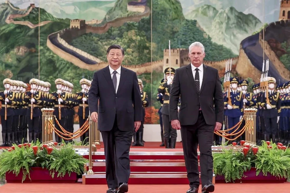 Chủ tịch Trung Quốc Tập Cận Bình (trái) và Chủ tịch Cuba Miguel Diaz-Canel trước cuộc hội đàm tại Bắc Kinh ngày 25-11. Ảnh: XINHUA