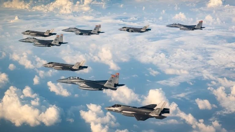 Máy bay chiến đấu Israel và Mỹ bay theo đội hình trong cuộc tập trận trên không tại một địa điểm không được tiết lộ ở Israel, ngày 29-11. Ảnh: RT