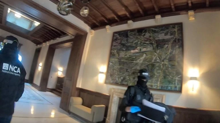 Một bức ảnh do Cơ quan chống tội phạm quốc gia Anh chia sẻ cho thấy thành viên lực lượng này đang khám xét tài sản của một doanh nhân Nga ở thủ đô London, ngày 1-12. Ảnh: TWITTER