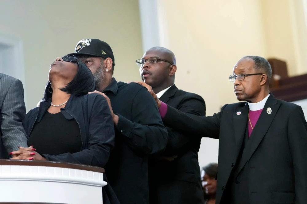 Bà RowVaugn Wells - mẹ Tyre Nichols - khóc khi được cha dượng của Nichols an ủi trong một cuộc họp báo ở TP Memphis, bang Tennessee, hôm 23-1. Ảnh: AP