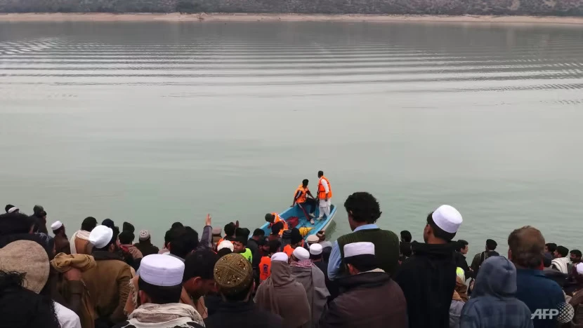 Nhân viên cứu hộ tìm kiếm các nạn nhân chết đuối tại hồ Tanda sau khi một chiếc thuyền chở học sinh bị lật ở tỉnh Khyber Pakhtunkhwa vào ngày 29-1. Ảnh: AFP