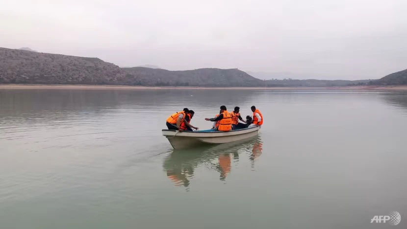 Nhân viên cứu hộ tìm kiếm các nạn nhân chết đuối tại hồ Tanda sau khi một chiếc thuyền chở học sinh bị lật ở tỉnh Khyber Pakhtunkhwa vào ngày 29-1. Ảnh: AFP