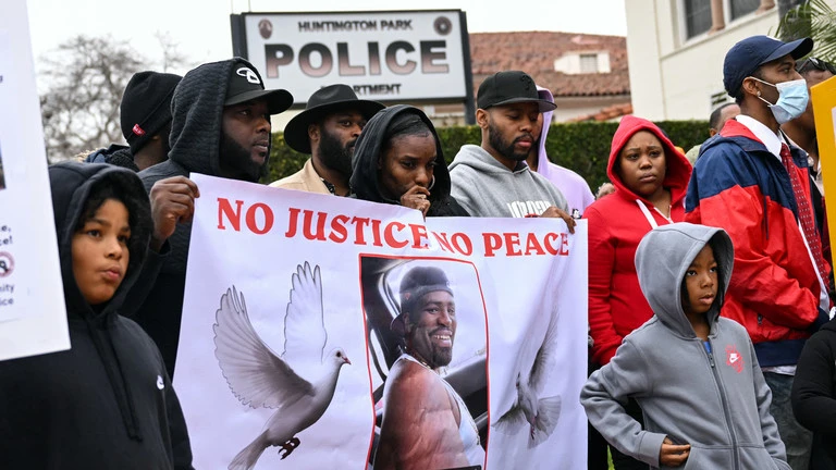 Các nhà hoạt động và gia đình Lowe đòi lại công lý cho anh trước trụ sở sở cảnh sát TP Huntington Park, bang California. Ảnh: CBS NEWS