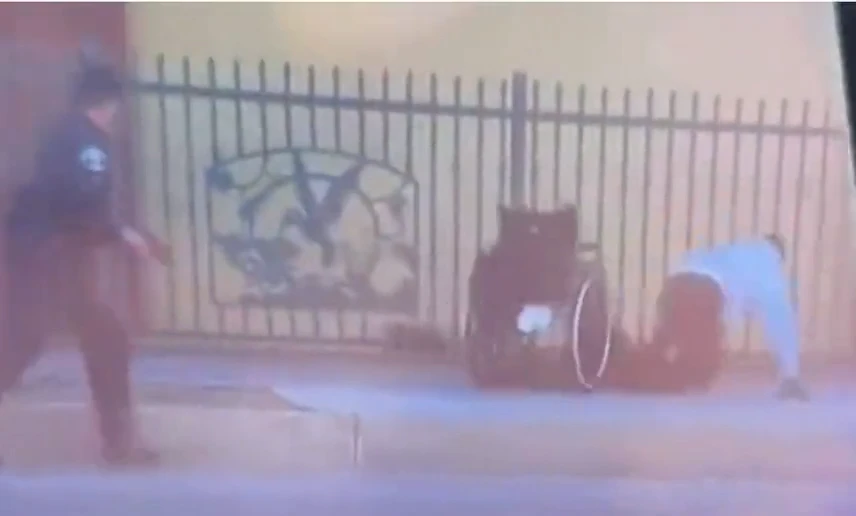 Đoạn video quay lại cảnh Lowe tìm cách chạy thoát khỏi cảnh sát bằng tay và 2 chân bị cụt tới đầu gối. Nguồn: TWITTER