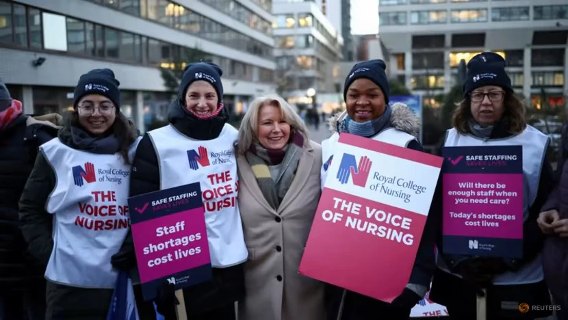 Các y tá Anh quyết định đình công do tranh chấp với chính phủ về vấn đề trả lương. Ảnh: REUTERS Các y tá Anh quyết định đình công do tranh chấp với chính phủ về vấn đề trả lương. Ảnh: REUTERS