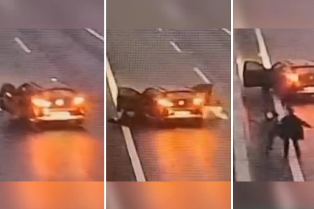 2 cô gái hoảng loạn nhảy khỏi chiếc xe điện vì cho rằng mình ngửi thấy mùi xăng và sợ chiếc xe sẽ phát nổ. Nguồn: DOUYIN