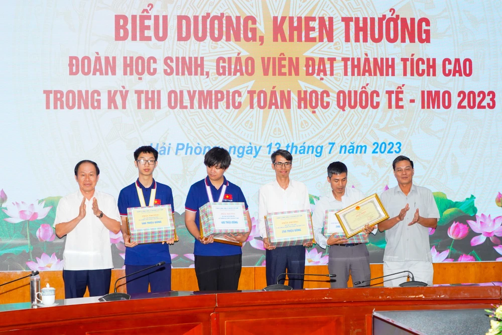 Lãnh đạo thành phố Hải Phòng trao thưởng cho 2 em học sinh cùng 2 thầy giáo trực tiếp hướng dẫn đã giành thành tích xuất sắc tại IMO 2023. Ảnh: Đàm Thanh