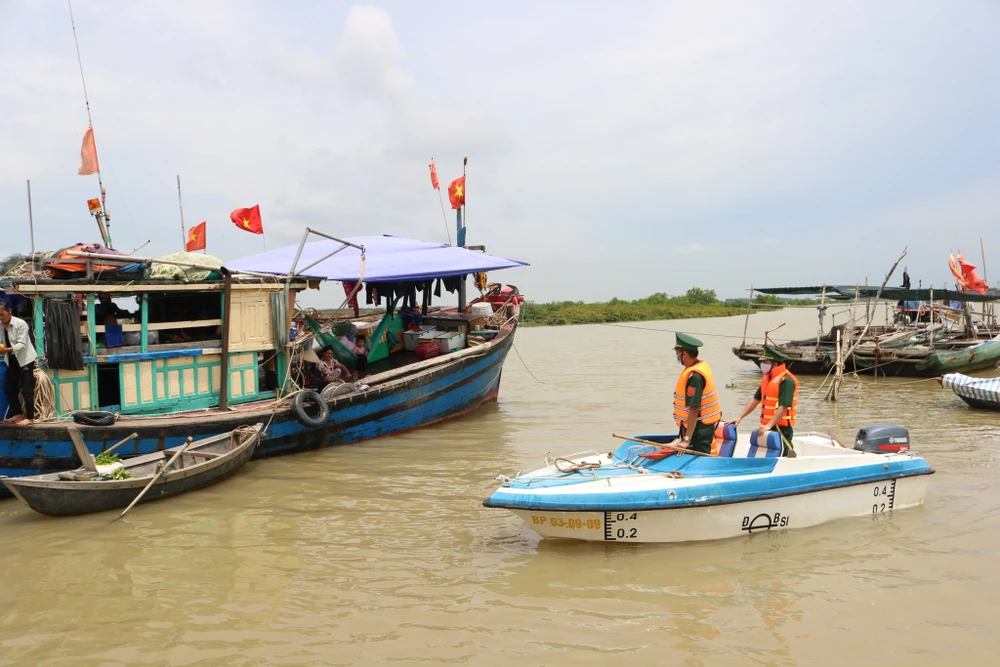 Bộ đội biên phòng tỉnh Thái Bình kêu gọi ngư dân về nơi tránh trú bão an toàn
