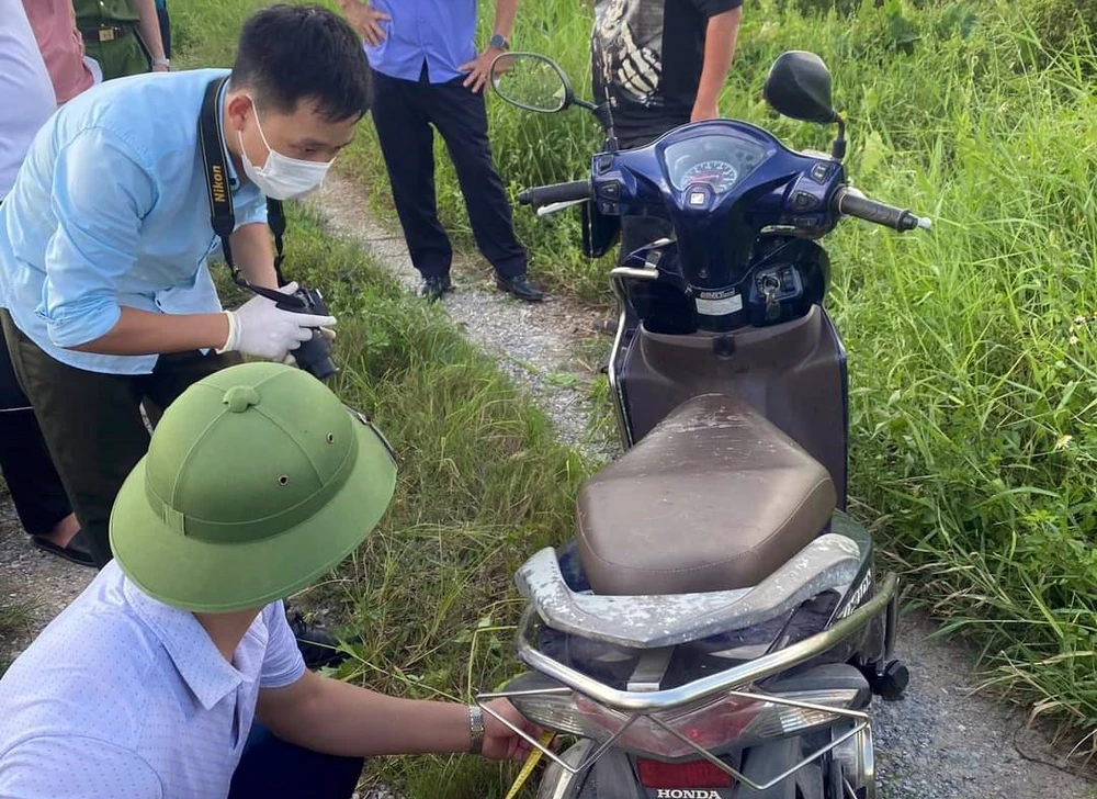 Lực lượng chức năng điều tra tại khu vực xảy ra vụ án. Ảnh: CACC