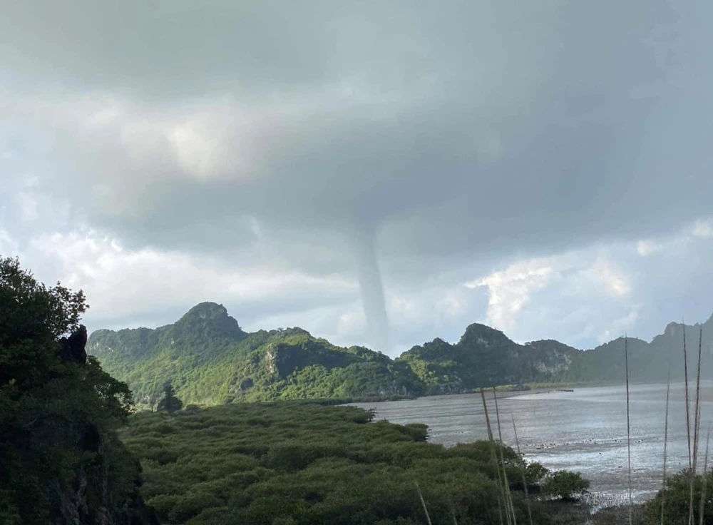 Hiện tượng vòi rồng tại khu vực biển Xuân Đám nhìn từ xa