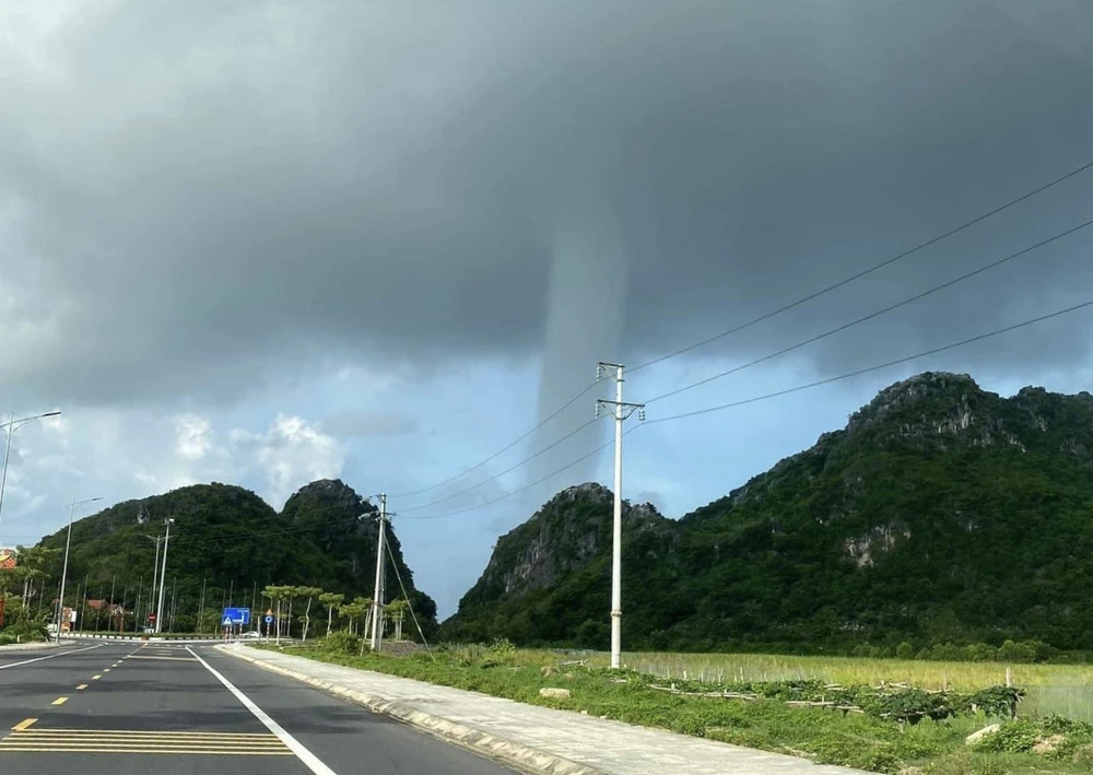 Vòi rồng xuất hiện ở khu vực biển xã Xuân Đám, huyện Cát Hải, Hải Phòng