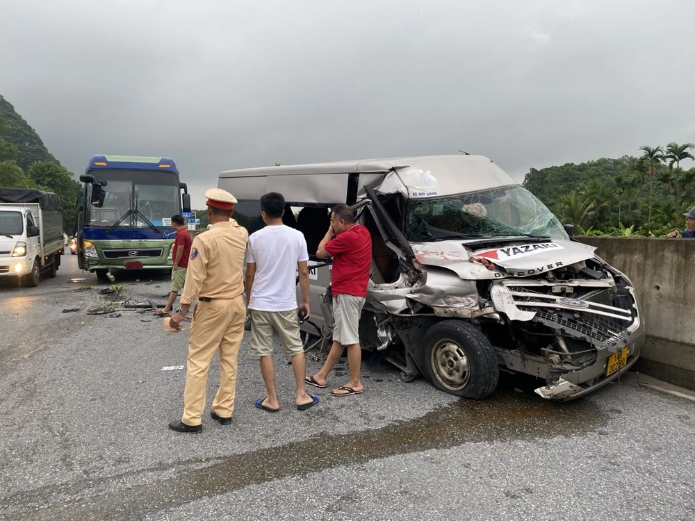 Đầu xe chở công nhân hư hỏng nặng