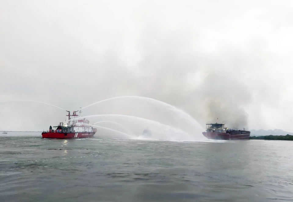 Tàu chữa cháy và cứu hộ, cứu nạn Hải Phòng 01 triển khai dập tắt đám cháy